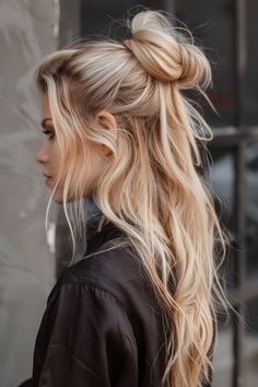 Fall Warm Blonde Hair, Layers For Long Hair Blonde, Hair In Bow, Long Blond Hairstyles, Cali Blonde Hair, Foiled Blonde Hair, Bright Honey Blonde Hair, Unique Blonde Hair Color Ideas, Long Blonde Hair Styles