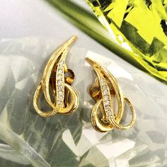 Clip earrings Material: golden metal Crystal: white Length: 1.70 cm (0.67") Height: 3.40 cm (1.34") Logo "DL" engraved on the back of the earrings. All our objects are vintage and are made Sphinx, a reputable English company that closed its doors in the early 2000s and if they seem new to you it is because they come from a stock of unsold so never worn but nevertheless vintage. Founded in 1948, Sphinx was a British manufacturer, famous for its high quality costume jewellery. In addition to their Vintage Gold Diamond Pierced Earrings, Yellow Gold Metal Earrings For Anniversary, Gold Diamond Pierced Earrings For Formal Occasions, Gold Clip-on Earrings For Anniversary, Gold Earrings For Anniversary With Ear Wire, Gold Clip-on Earrings With Diamond Accents For Anniversary, Gold Clip-on Earrings With Diamond Accents For Gift, Gold Plated Clip-on Earrings For Anniversary, Crystal White