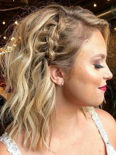 Side Braid Hair Down Curls, Long Bob Braids Hairstyles, Side Pinned Hairstyles, Side Twist Hair, Wedding Hairstyles For Bridesmaids, Hairstyles For Bridesmaids, Short Bridal Hair, Guest Hair