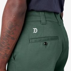 Para su colección, el legendario Guy Mariano se inspiró en los estilos que usaba en los años 90 y agregó detalles refinados para lograr un estilo característico. Los pantalones cuentan con un tejido Duck Canvas auténtico para el trabajo con Flex para mayor comodidad y movilidad, un ajuste regular y un bordado sobre el bolsillo trasero izquierdo.

 Características:



 Bordado sobre el bolsillo trasero

 Acabado duradero resistente al agua (DWR)

 Ajuste regular

 Lona de pato de 9 oz. 68 % algodón/30 % poliéster/2 % elastano

 Importado Electric Skateboard Kit, Dirt Jumper, Quad Skates, Youth Clothing, Complete Skateboards, Inline Skating, Duck Canvas, Cruiser Bike, Bmx Bikes