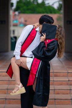 Graduation Couples Photoshoot, Graduation Photoshoot Ideas Couple, Graduation Poses With Boyfriend, Couple Graduation Photoshoot Studio, Couples Photoshoot Graduation, Couple Graduation Photoshoot, Studio Poses