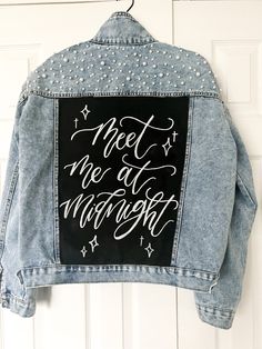 Jean Jacket Wedding, Pearl Jean Jacket, Jean Top Outfits, Jean Jacket Diy, Jeans Outfit For Work, Custom Jean Jacket, Diy Denim Jacket, Jean Short Outfits, Jeans Outfit Winter