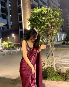 #saree #aesthetic #aestheticoutfit #traditionalwear Saree Poses For Women, Saree Farewell School Classy, Saare Poses Aesthetic, Photography Poses In Saree, Photo Poses In Saree, Shiny Saree, Saree Aesthetic, Farewell Sarees, Farewell Dresses