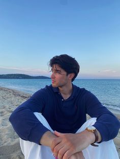 Poses For Men On Beach, Beach Men Aesthetic, Beach Photo Ideas Men, Men Beach Poses, Mens Jewelry Gold, Starboy Outfit, Iman Gadzhi, Outfit Old Money, Essentials For Men