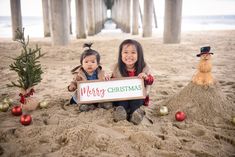 Christmas Photoshoot At The Beach, Beach Xmas Photos, Christmas Beach Photoshoot Family, Hawaii Christmas Photos, Christmas On The Beach Photos, Christmas Card Beach Photo Ideas, Christmas Beach Family Photos Outfits