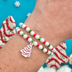 Christmas Jewelry Ideas, Xmas Beads, Christmas Jewelry Diy, Apple Watch Bands Fashion, Holiday Beading, Tree Cake, Bracelet Craft Diy, Christmas Tree Cake, Bubble Necklaces