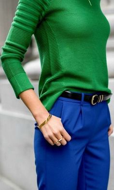 Kelly Green Sweater, Blue Pants Outfit, Cobalt Dress, Colour Combinations Fashion, Legging Outfits, Wear Green, Business Outfit, Ribbed Knit Sweater