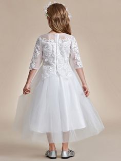 This flower girl dress is a true work of art, with its combination of lace, embroidery and tulle. Mid-length sleeves add a touch of sophistication to the outfit. Fitted Lace Dress With Lace Sleeves For Dress-up, Dress-up Tulle Dresses With Lace Patchwork, Tulle Dress With Lace Patchwork For Dress-up, Spring Princess Dress With Lace Sleeves, Formal Floral Lace Applique Dresses, Formal Lace Dresses With Floral Applique, White Lace Dress With Illusion Neckline, Fitted First Communion Dress With Tulle Skirt, Lace Princess Dress With Floral Applique