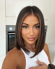 Hair Contouring, Short Dark Hair, Brown Hair Inspo, Brunette Hair With Highlights, Straight Hair Extensions, Short Brown Hair, Short Hair Balayage, Haircuts Straight Hair, Hair Inspo Color