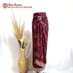 Feature : - Classic printed batik skirt for an elegant classic look -High rise - Regular fit - DANAR HADI silk material is not transparent and light Size : Skirt Width x Skirt Length 150cm x 106cm FREE RINGS pusatbordirtasikmalaya Bohemian Red Batik Print Sarong, Rok Lilit, Batik Skirt, Skirt Silk, Sarong Skirt, Skirt Wrap, Pattern Skirt, Batik Pattern, Batik Print