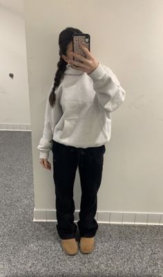 Old Navy Employee Outfit, Cute Outfits To Hang Out With Boyfriend, Straight Leg Sweats Outfit, Grey Crew Neck Outfit, Bummy Outfits For School, Extravagant Outfits, Comfy School Outfits, Clothes Amazon, Winter Fall Outfits