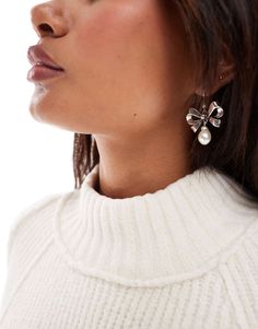 Sweaters & Cardigans by Free People Every wardrobe needs one Plain design High neck Long sleeves Oversized fit White Feminine Sweater For Fall, White Feminine Winter Sweater, Elegant Oversized White Sweater, Oversize Pullover, Pull Oversize, Leopard Print Baby, Wardrobe Needs, Wedding Top, Dress Bra