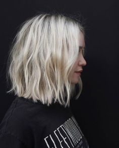 And beautiful blonde. #blonde #bobshairstyleideas Penteado Cabelo Curto, Short Blonde Hair, Grunge Hair, Hair Dos, Balayage Hair, Hair Day