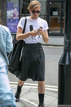 London. Stylish in that kilt! Men’s Skirt Outfit, Men In Maxi Skirts, Men Skirt Outfits, Men Skirt, Men In Skirts Street Style, Men’s Skirt Fashion, Men In Skirts, Guys In Skirts Fashion, Boys Wearing Skirts