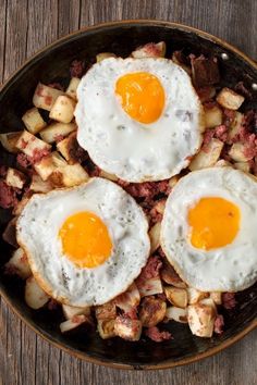 Canned corned beef hash doesn't have to be boring! Follow these simple steps to add some flavor and texture to your breakfast. Canned Corned Beef Recipe, Cast Iron Meals, Iron Meals, Corned Beef Hash Recipe, Canned Corned Beef, Homemade Brunch, Beautiful Brunch, Egg Skillet, Steamed Cabbage