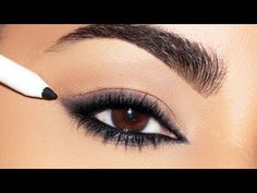 Smudge Liner Make Up, Eyeliner With Kajal Pencil, Kajal Eyeliner Looks, Panda Smudge Eyeliner, Easy Smudged Eyeliner, Eye Kajal Styles, Eyeliner Smudge Look, Smudge Eyeliner Look Tutorial, Easy Black Eye Makeup