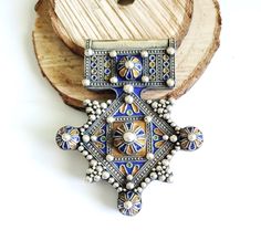 Beautiful large rare and unique A good quality Moroccan traditional Silver Enamel Huge Cross Pendant  Tiznit from the Berbers of south Morocco. 1st half of the 20th century This kind of Moroccan Enamel  crosses are closely related to the Mauritanian ones . A museum quality Good condition (see pictures). Collectible and useful as jewelry supplies.  Measures: 3".5 by 4''5 x 1'' in weight is 89 grams  Feel free to email me for more pictures. Thank you for visiting my shop All my jewelry has been co Banu Haqim, Jewelry Enamel, Mache Art, Enamel Cross, Moroccan Jewelry, Antique Silver Jewelry, Wedding Ring Sizes, Silver Cross Pendant, African Jewelry