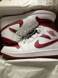 Pretty Shoes Sneakers, Jordan Shoes Retro, Shoe Wishlist, High Heel Sneakers, Hype Shoes, Retro Shoes, Swag Shoes, Air Jordan 1 Mid