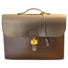 This Hermes black leather Sac A Depeches 39 briefcase is very elegant and convenient for an every day use. It features Hermès engraved golden plated hardware . It is embossed JCB initials. Its pinch lock top flap opens to an unlined and leather interior with 2 separate compartments and plenty of room for a laptop, papers, folders, notepads, binders and more.. Inside, there is no stain and no smell. Its top handle is in very good condition and is very comfortable. It is stamped in gold color on l Hermes Paris, Leather Briefcase, Color Dorado, Hermes Bag, Leather Interior, Fashion Handbags, Alligator, Bag Making, Gold Hardware