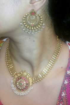 Gold Earring Designs Indian, 50gms Gold Necklace, 50 Gms Gold Necklace, Pretty Gold Necklaces, Gold Jewelry Outfits, Statement Collar, Pearl Jewelry Design