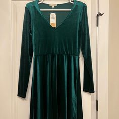 Velvet Green Dress. Perfect For Fall/Winter&Christmas. Nwt. Size Medium Casual A-line Winter Dresses, Green A-line Winter Dress, Fitted Long Sleeve Christmas Holiday Dress, Green Knee-length Midi Dress For Holiday, Fitted Long Sleeve Christmas Dress, Long Sleeve Mini Dress For Fall Holiday Party, Green Winter Holiday Dress, Casual Long Sleeve Dress For Fall Party, Green Long Sleeve Dress For Fall