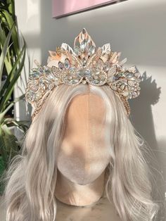 Stunning one of a kind, sea shell crystal crown.  Embellished with jewels, pearls and clear quartz.  With dangling chains which drape on the side of the hair.  This is fully lined with crushed velvet and it is elasticated at the back for the perfect fit.  Ready to dispatch. Mermaid Flower Crown, Fantasy Crown Queens, Fairytale Crown, Aesthetic Crown, Sea Crown, Mermaid Crowns, Shell Crown, Quartz Crown, Shell Crowns