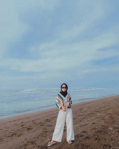 Ootd Hijab Pantai, Ootd Poses, Hijab Simple, Hijab Look, Hijab Trends, Hijab Style Casual