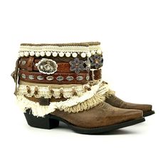 La Soberana Boots are for women who make a statement. The style's feminine lace, gems and fringe are the ideal complements to its intricate rope and belts. It's a timeless, chic design not to be forgotten. Boho Cowboy, Festival Boots, Hippie Boots, Cowboy Aesthetic, Boot Bling, Boho Boots, Diy Clothes And Shoes, Wrap Boots, Western Style Outfits