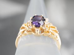 Glamuroso y brillante, este anillo vintage presenta un estilo sustancial en el montaje, con diamantes brillando en un halo alrededor de la piedra central. Bonito y pulido, este anillo equilibra la llamativa amatista de talla ovalada en la parte superior. En definitiva, ¡una preciosa pieza vintage que sin duda es única!

 Metal: oro amarillo de 14 quilates.
 Gema: Amatista 1,29 quilates
 Medidas de la gema: 7,9 x 6,2 mm, ovalada
 Acentos: 8 diamantes con un total de 0,16 quilates, SI1 en claridad, G en color
 Tamaño del anillo: 8.25
 Marcas: "14K" estampado en la banda interior Elegant Amethyst Cluster Ring For Formal Occasions, Elegant Purple Cluster Ring For Formal Occasions, Formal Oval Cluster Ring With Gemstone Accents, Ring Birthstone, Hand Ring, Amethyst Ring, Ring Ring, Birthstone Ring, Ring Gold