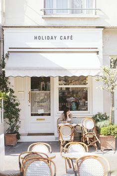 an outdoor cafe with tables and chairs outside