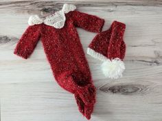 FREE US SHIPPING! Super cute red tweed and white elf bodysuit with stocking hat, just in time for your Christmas sessions or as a take-me-home outfit! Available in Newborn only - recommended for newborns approximately 5-8 pounds. This is a perfect addition to your newborn prop collection. (Outfit shown on baby is our similar dark red Santa outfit -shown for size comparison) READY TO SHIP We love to see where our baby props go, and pin it to a map. Please feel free to send us a photo to use in the shop or feature in our "Cuteness Corner" album on Facebook. We appreciate your feedback and business. -BlueStoneSky Newborn Santa Hat, Newborn Christmas Outfit, Elf Outfit, Knitted Baby Outfits, Santa Outfit, Elf Clothes, Newborn Christmas, Stocking Hat, Baby Props