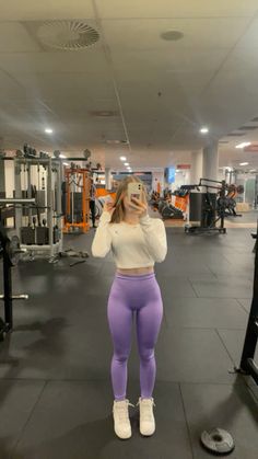 Purple Gym Leggings Outfit, Lilac Gym Outfit, Purple Flare Leggings Outfit, How To Style Purple Leggings, Lilac Leggings Outfit, Bright Leggings Outfit, Purple Leggings Outfit Casual, Purple Workout Leggings, Dark Purple Leggings Outfit