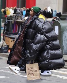 Puffer Fashion, Funny Kanye, Memes Twitter, Travel 2024, Weird Funny, Fashion Funny, Bad Memes, Puffy Coat, Funny Fashion