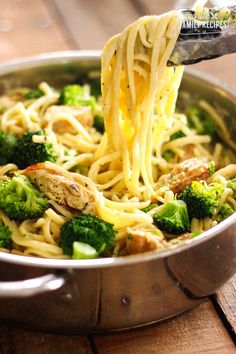 a close up of spaghetti with chicken and broccoli