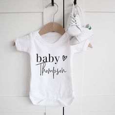 This personaslised new baby gift is a perfect keepsake outfit making it a beautiful gift with a personal, thoughtful touch. Our gorgeous bodysuit makes a lovely gift for a new baby, with a gender neutral design its perfect for parents who aren't finding out if their little one will be a boy or girl! This bodysuit is also a great way to announce your pregnancy to friends and family or on social media. The bodysuit includes the word "baby" and a heart and is personalised with the family surname or Cricut Baby Shower, Baby Names Short, Trendy Baby Onesies, Idee Cricut, Cricut Baby, Foto Baby, Baby Grow, Baby Diy, Baby Reveal