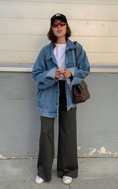 Denim Jacket Outfit Midsize, Blue Jean Jacket Outfits Spring, Oversize Denim Jacket Outfit, Dark Denim Jacket Outfit, Winter Outfits Midsize, Blue Jean Jacket Outfits, Oversized Denim Jacket Outfit, Fall Jackets Outfit, Shacket Outfit