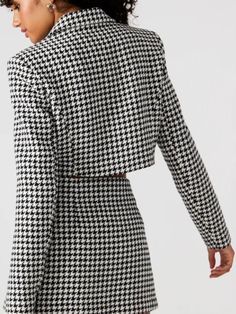 The Rupi Blazer is expertly designed with a cropped style, complete with a faux chest welt pocket. Fully lined with shoulder pads, this blazer creates a polished and structured silhouette. Perfect for any occasion, this blazer is a versatile addition to any wardrobe. Crop Blazer, High Waist Skirt, Tweed Suits, Houndstooth Blazer, Checked Blazer, Open Ended, Cropped Blazer, 90s Inspired, Short Coat