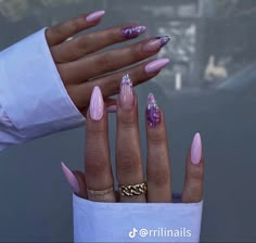 Prom Nails Lilac, Birthday Nails Classy, Lilac Nail Designs, Classy Prom Nails, Glitter Nails Almond, Nail Designs Purple, Lilac Nails Design, Nails Lilac, Purple Nail Looks