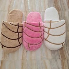 Concha Slippers - Pan Dulce Mexicano En Pantunflas . Delicious Addition To Your Pan Dulce Collection. This Slippers Has Soft Padding For Extra Comfort. Extra Rings So It Can Be Used To Make The Your Feet So Comfy. We Have 3 Diferent Colors ( Flavors ) Brown - Chocolate Pink - Strawberry White - Vanilla This Are For Adult Size Only Small - 22-22 Centimeters / 8.6 Inches Medium- 24-25 Centimeters/ 9.4 Inches Large -26-27 Centimeters/ 10.2 Inche Mariachi Outfit, Charro Outfit, Cute Slides, Boy Baptism Outfit, White Strawberry, White Slippers, Brown Chocolate, Pink Chocolate, Pink Strawberry