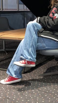 Red Converse Outfit Women, Outfits With Red Converse High Tops, Red Outfit Aesthetic Summer, Red And Blue Outfit Aesthetic, Red Converse Aesthetic Outfit, Red Highcut Converse Outfit, Outfits With Red Converse, Red Chucks Outfit, Red High Top Converse Outfit