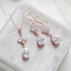 Beautiful Bridal jewelry set created using rose gold finish components set with Premium Cubic Zirconia stones for amazing sparkle. Personally designed and created by me.  - Earrings measure 2" x 1/2" - Necklace measures 16 inches and extends to 18 inches - Pendant measures 1.5" x 1/2" - Rose gold finish - Premium Cubic Zirconia stones - Premium European crystal pearls - Nickel free and hypoallergenic - Available in rose gold, yellow gold and rhodium finish. - Handcrafted in the US in my studio - Rose Gold Wedding Jewelry With Rose Design, Gold Jewelry Bridal, Gold Earrings Bridal, Bridal Backdrops, Bridesmaid Jewelry Set, Beautiful Bridal Jewelry, Jewelry Rose Gold, Gold Bridal Earrings, Necklace Rose Gold