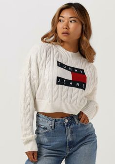 Witte Tommy Jeans Trui Sweaters Crop Tommy Sweater Outfit, Tommy Hilfiger Sweater Outfit, Tommy Jeans Outfit, Tommy Clothes, Tommy Sweater, Tommy Jeans Sweatshirt, White Sweater Outfit, Flag Sweater, Tommy Hilfiger Store