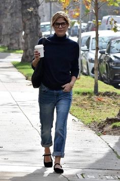 Looks Jeans, Selma Blair, Pullover Outfit, Fashion For Women Over 40, Looks Street Style, Fashion Mistakes, 인물 사진, Style Mistakes, 가을 패션