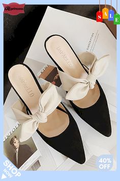 Bow Heels Mules Trending Sandals, Bow Heels, Elegante Casual, Shoe Inspo, Vintage Floral Print, Trends 2022, Crazy Shoes, Pretty Shoes, Bow Detail