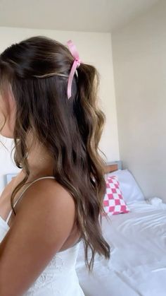 #hairgoals #hairstyleinspiration #hairstylesforlonghair #bows #brunettestyle Cute Hairstyles Down Easy, Half Up Half Down Cheer Hair Short, Hairstyle Ideas For Side Part, Hoco Hairstyles For Mid Length Hair, Homecoming Hairstyles With Ribbon, Hairstyles Half Up Half Down Medium Length, Hoco Hair With Ribbon, Half Up Half Down Gel Hairstyles, Wavy Hair Styles Half Up