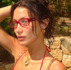 Bella Hadid Jewelry, Bella Hadid Face, Bella Hadid News, Mrs Bella, Bella Hadid Aesthetic, Hadid Sisters, Bella Hadid Outfits, Red Glasses, Bella Hadid Style