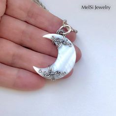 Лунное ожерелье. Подвеска из перламутра. Ожерелье в виде - Etsy Бельгия Unique White Crescent Jewelry, Unique Crescent Shaped White Jewelry, White Crescent Handmade Necklace, Handmade White Crescent Necklace, Handmade White Moon-shaped Necklace, Handmade White Moon Shaped Necklace, Unique Mother Of Pearl Jewelry Gift, Unique Mother Of Pearl Jewelry For Gifts, Mother Of Pearl Silver Jewelry For Mother's Day