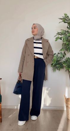 Blue And Gray Outfit, Paris Fall Outfits, Smart Casual Women Outfits, Female Clothes Outfits, Stylish Outfits Casual, Modest Casual Outfits, Simple Style Outfits, Hijabi Fashion Casual