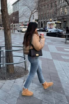 Looking for the best style tips on how to wear UGG boots? Check this post for the best 80+ UGG boots outfit ideas and expert tips on what to wear with UGG boots, including classic UGG mini boots, UGG ultra mini boots, and UGG slippers, for different styles. Ugg Fashion 2023, Uggs Winter Boots Outfit, Ugg Boots Outfit Winter Aesthetic, Mini Ugg Boots Outfit Casual, Puffer Jacket Ugg Outfit, How To Style Uggs For School, Uggs Outfit Street Styles, Winter Outfits Cold Uggs, Ugg Mini Ll Boots Outfit