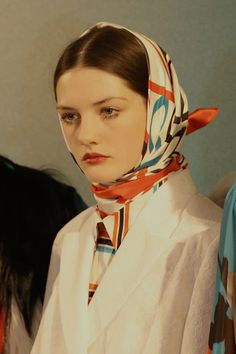 Grace Kelly Style, Silk Headscarf, Fashion Music, Russian Fashion, How To Wear Scarves, Portrait Inspiration, Turbans, Grace Kelly